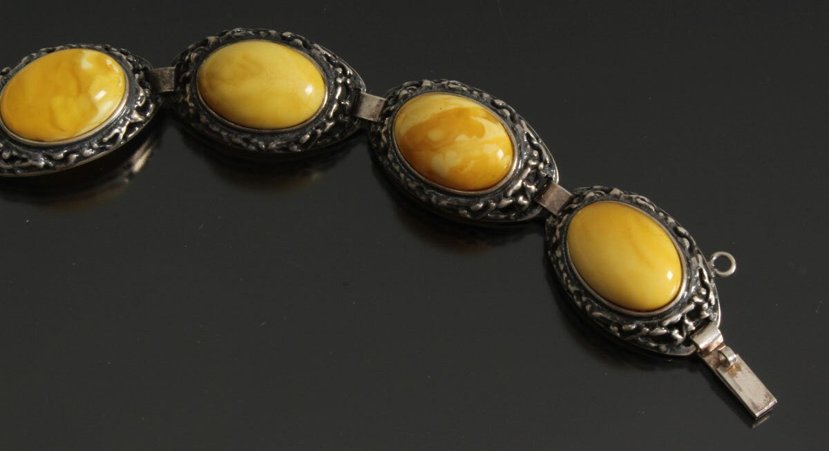 Amber pendant, a ring and a bracelet in silver 58 grams.