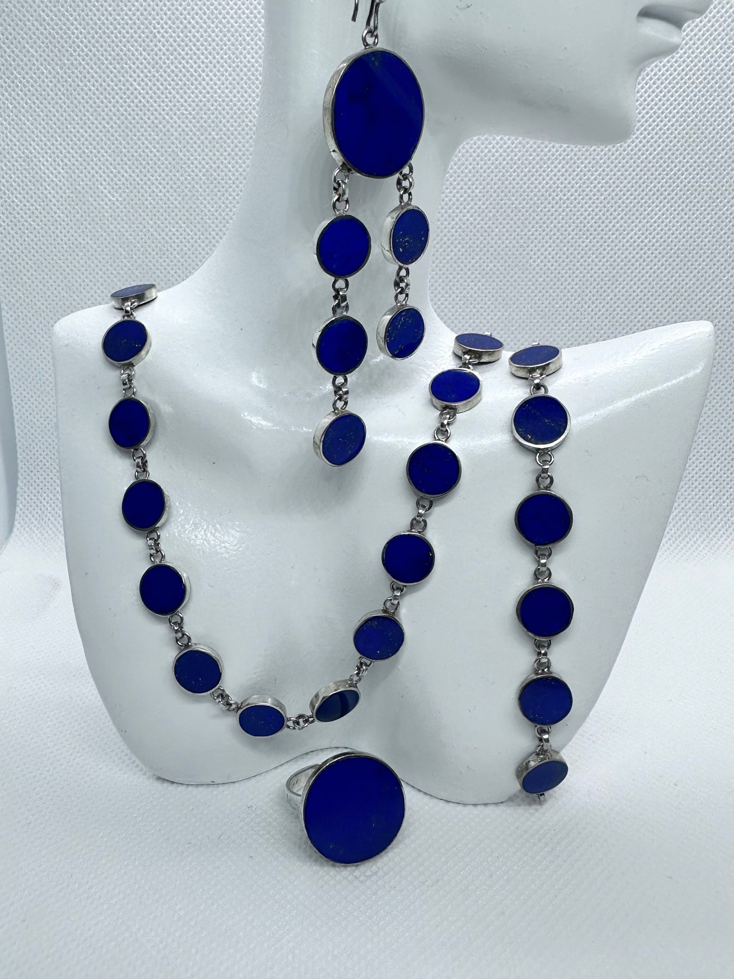 Lapis lazuli jewelry set inn silver.