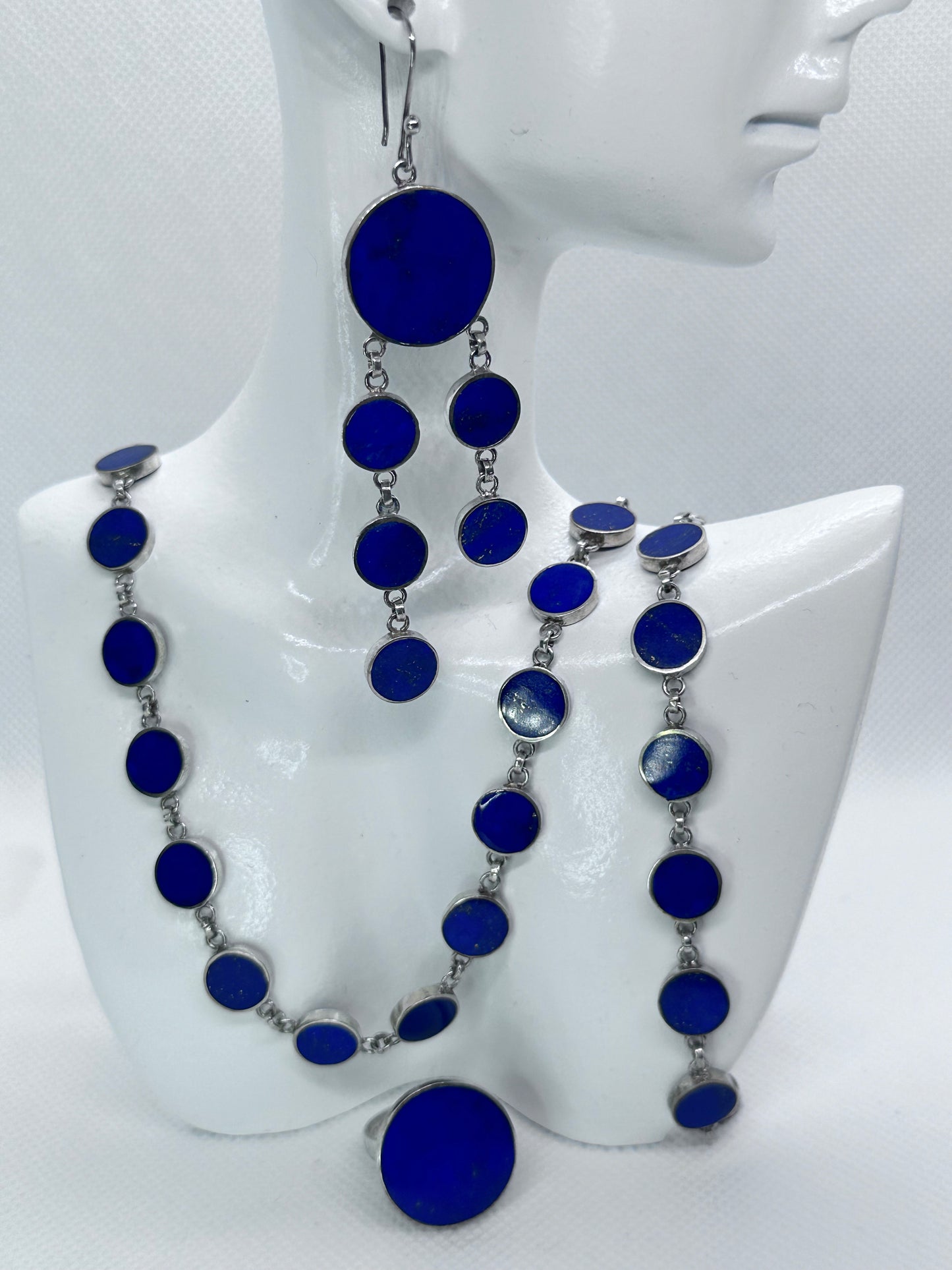 Lapis lazuli jewelry set inn silver.