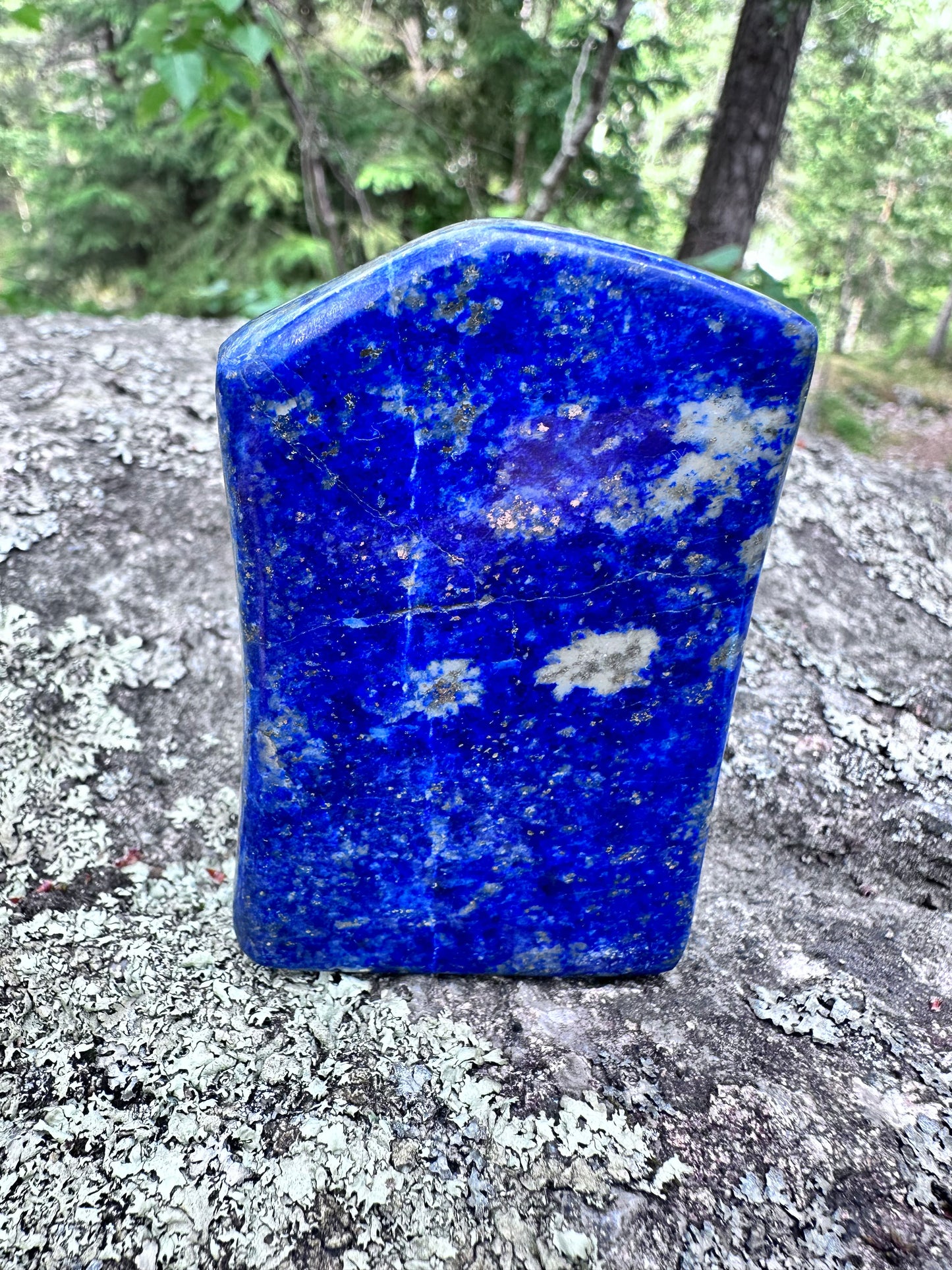 Natural lapis lazuli stone