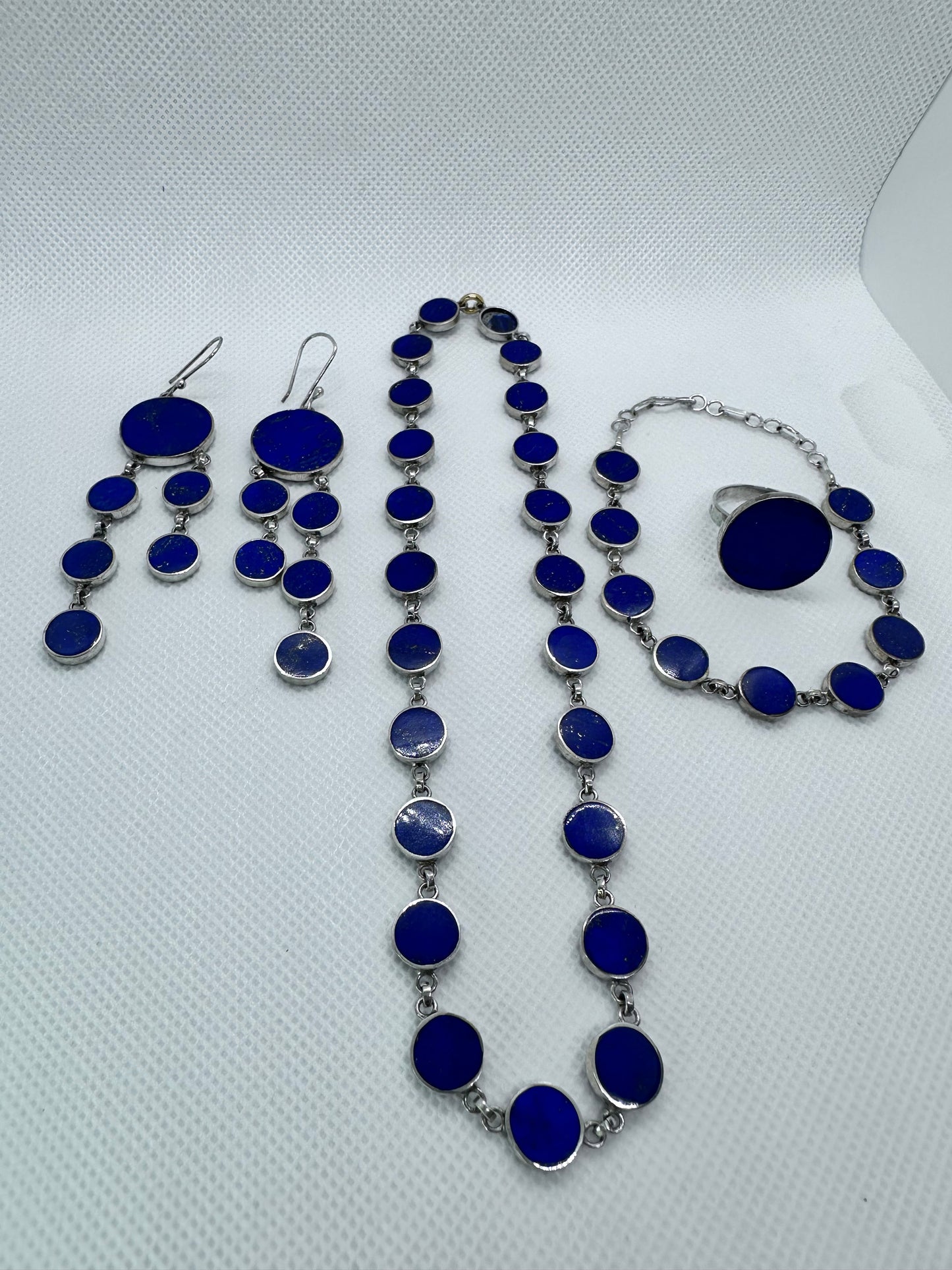 Lapis lazuli jewelry set inn silver.