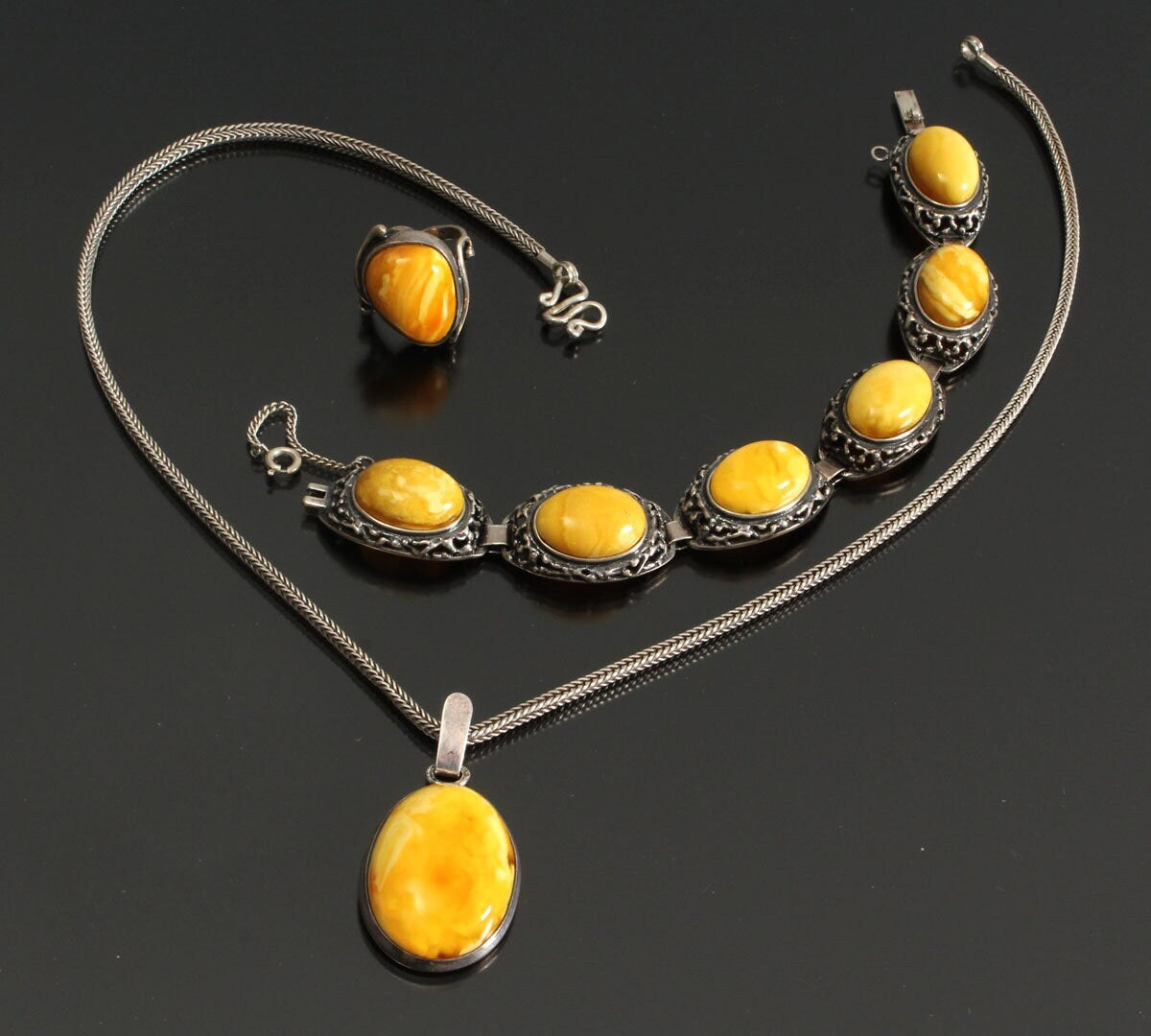 Amber pendant, a ring and a bracelet in silver 58 grams.