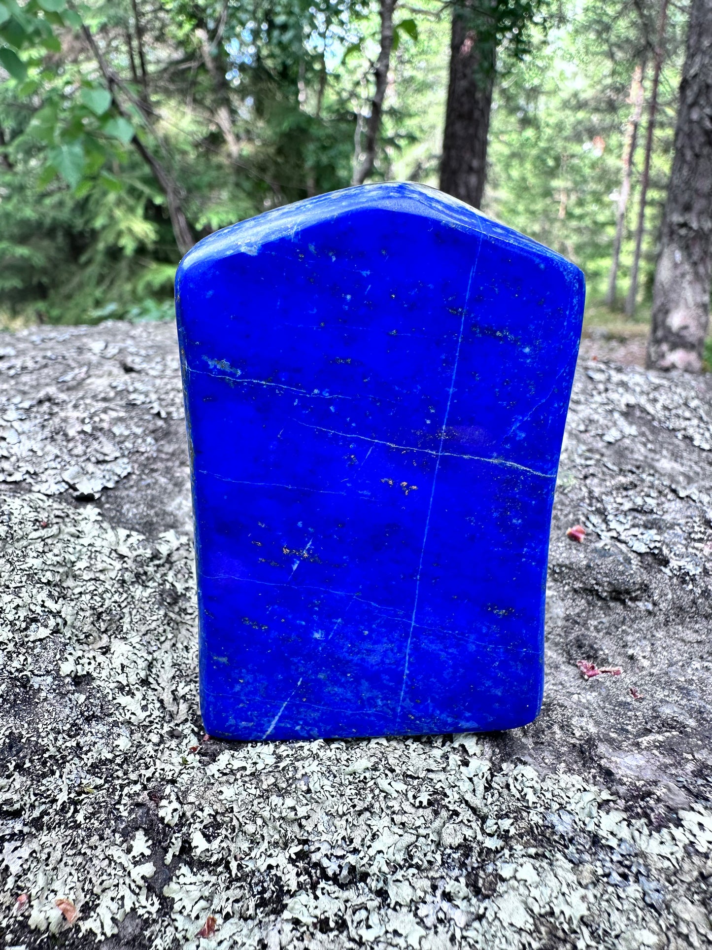 Natural lapis lazuli stone