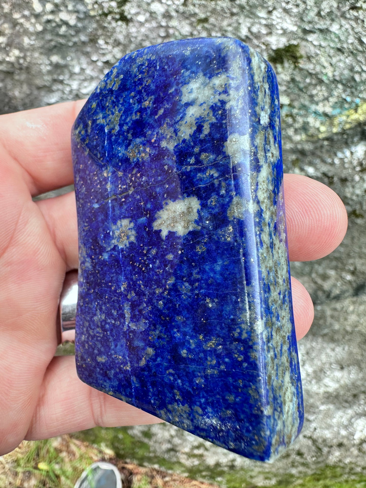 Natural lapis lazuli stone